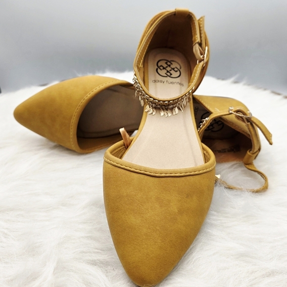 Daisy Fuentes Fall Color Flats with Feather Dangle Ankle Strap Size 7 - Picture 1 of 8